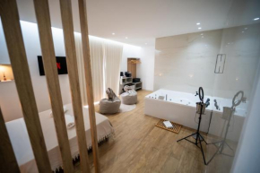 Luxury - 5 Stars - Suite with a jacuzzi 70's rooms
